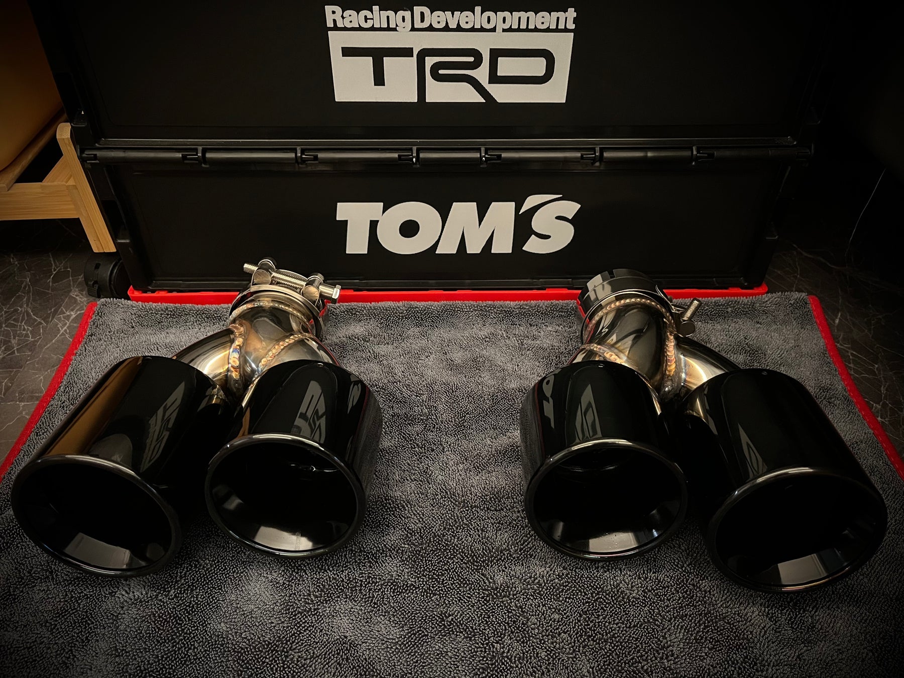 Separate quad exhaust tip for Lexus IS/RC
