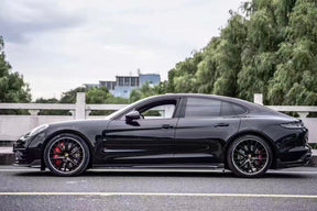 Dry-carbon side skirt for Porsche Panamera GTS 971