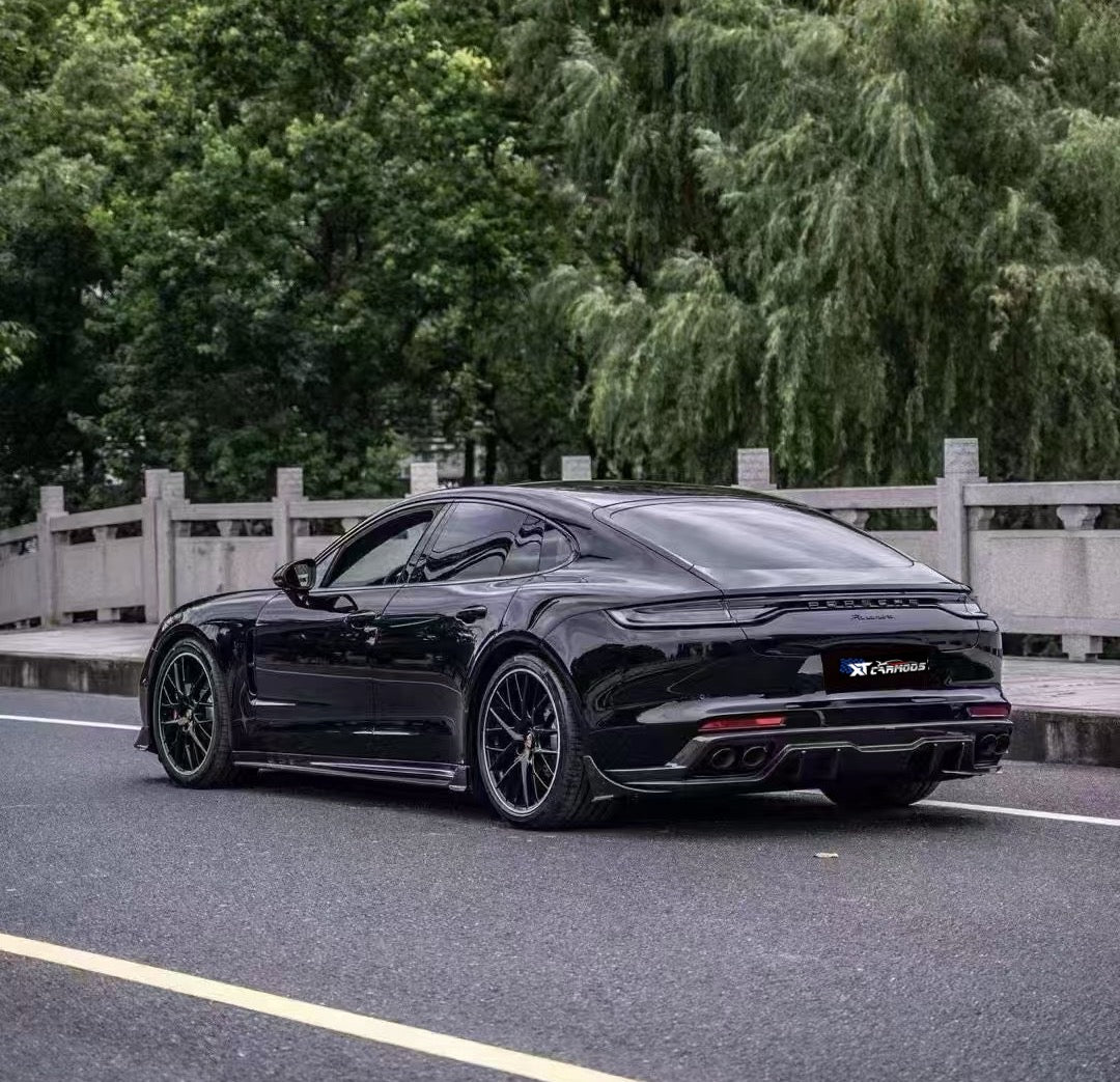 Dry-carbon side skirt for Porsche Panamera GTS 971